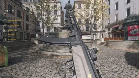 Captura de tela de gameplay com a submetralhadora PPSH-41 em uma praça de paralelepípedos com prédios europeus