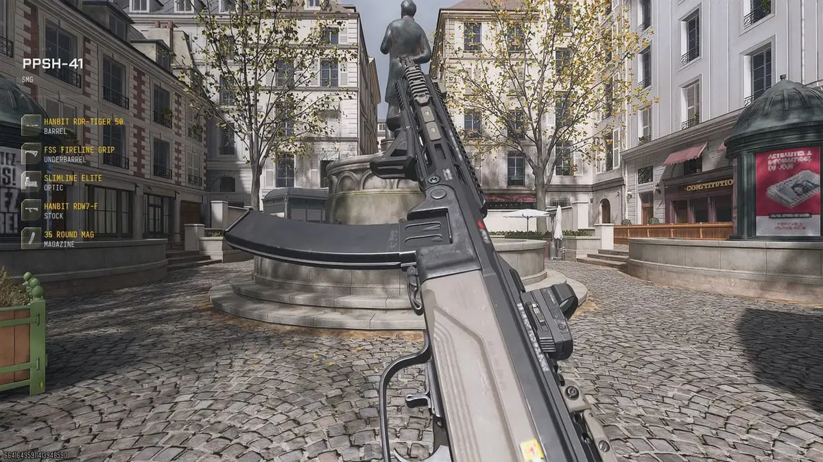 Captura de tela de gameplay com a submetralhadora PPSH-41 em uma praça de paralelepípedos com prédios europeus