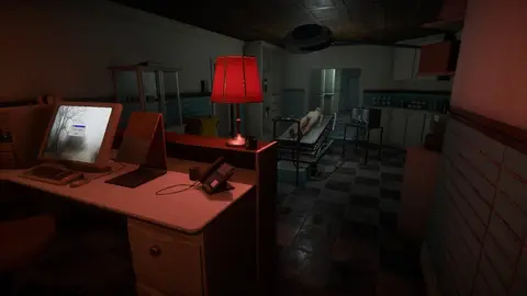 Arte oficial do jogo de terror The Mortuary Assistant, com cenário de necrotério