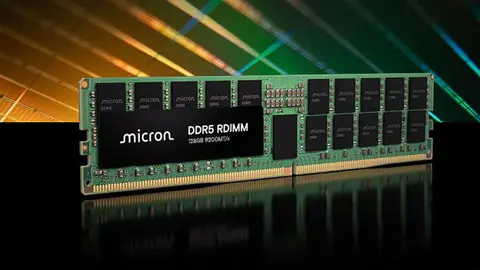 Módulo de memória DDR5 RDIMM 128 GB 8200 MT/s da Micron em fundo escuro com faixas douradas e verdes