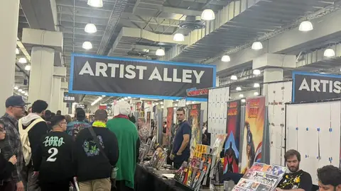 Público circula pelo Artist Alley da New York Comic Con 2026