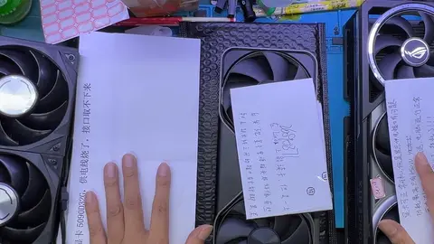 Bancada de conserto com placas RTX 5090 e uma nota manuscrita em chinês sobre cabo de energia queimado