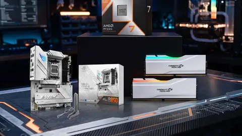 Caixa do AMD Ryzen 7, placa-mãe ASUS ROG Strix B850-A e dois pentes de memória DDR5 sobre bancada escura
