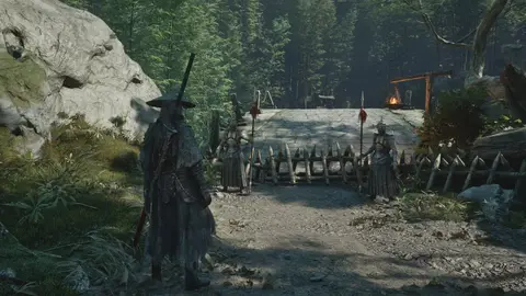 Personagem de chapéu e manto escuro em trilha na floresta, com dois guardas de lança junto a uma cerca de madeira