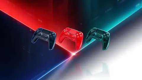 Três controles DualSense do PS5 translúcidos, azul, vermelho e verde, sobre fundo de luz vermelha e ciano.