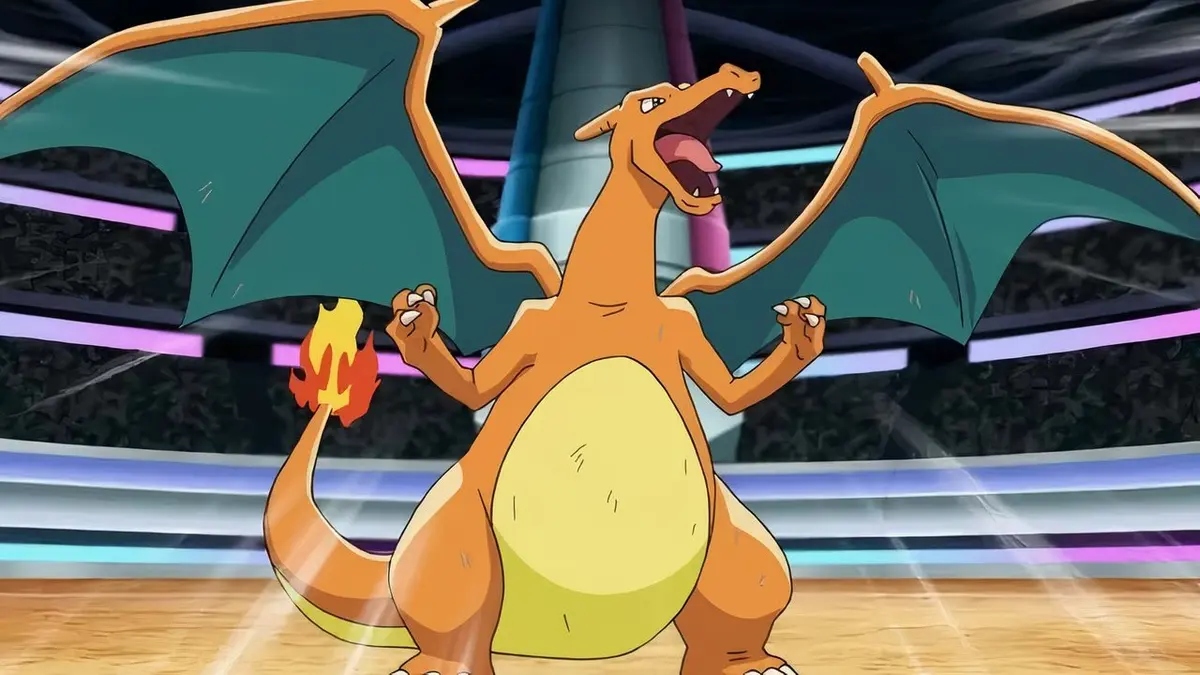 Charizard laranja com asas verdes rugindo em uma arena, cena de animação da série Pokémon