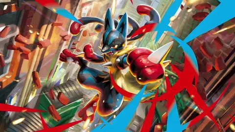 Lucario, Pokémon tipo Lutador, em pose de ataque com socos vermelhos, em cenário urbano com blocos voando, arte oficial de Pokémon TCG