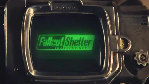 Pip-Boy com o logotipo de Fallout Shelter: The Experiment na tela verde, em close