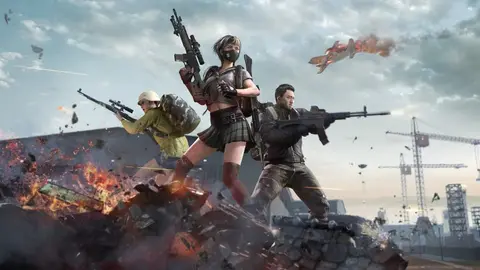 Três personagens armados com rifles entre explosões e escombros, com guindastes e céu nublado ao fundo