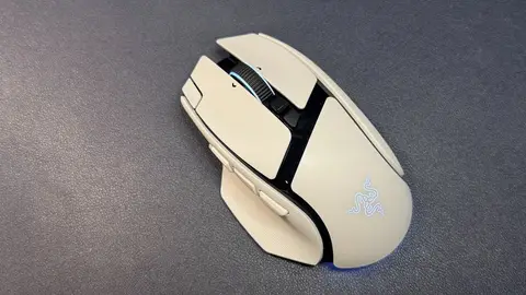 Mouse gamer Razer Basilisk V4 Pro branco, visto de cima, sobre superfície escura de tom cinza-azulado