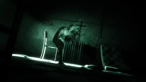 Imagem oficial de Outlast, jogo de terror da Red Barrels, em corredor escuro do Mount Massive Asylum