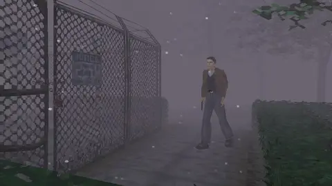 Harry Mason com jaqueta marrom e lanterna em uma rua enevoada de Silent Hill, ao lado de uma cerca de arame