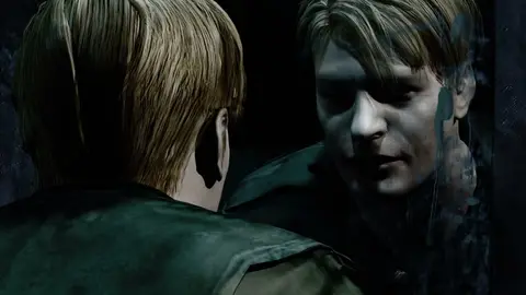 Captura de tela de Silent Hill 2: personagem de costas diante de um espelho, com o reflexo de um homem de cabelo claro