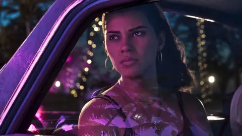 Mulher olha pela janela de um carro em cena noturna, com luzes roxas e rosas, palmeiras e luzes de fundo