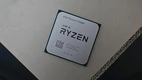 Processador AMD Ryzen 5 5500F sobre superfície clara, visto de cima
