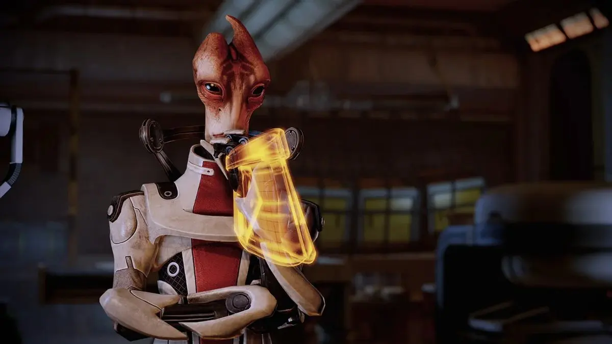 Mordin Solus, personagem de Mass Effect, segurando um objeto dourado brilhante em cena do jogo