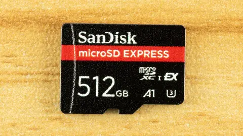 Cartão microSD Express SanDisk de 512 GB sobre superfície de madeira clara