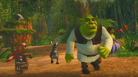 Shrek, o Burro e o Homem de Gengibre correndo por uma floresta verde em cena de Shrek 2