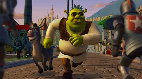 Shrek e o Burro correndo por Far Far Away, com cavaleiros ao fundo, em cena do jogo Shrek 2