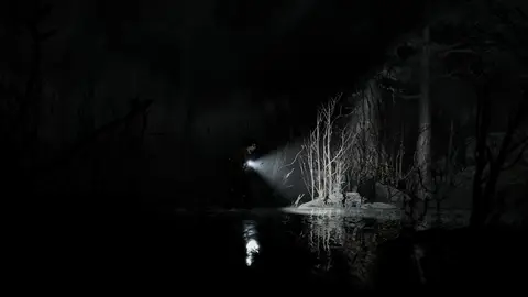 Arte oficial de Silver Pines mostrando o detetive Red Walker em uma rua sombria e chuvosa da cidade