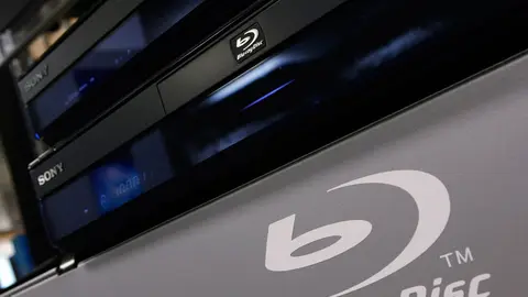 Leitores de Blu-ray da Sony empilhados, com o logo Blu-ray Disc no painel frontal e na tampa cinza