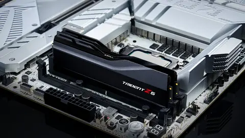 Módulos de memória DDR5 G.Skill Trident Z5 pretos instalados em uma placa-mãe prateada
