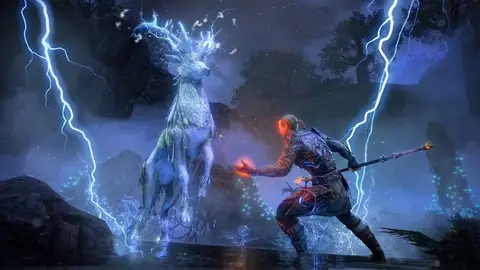Personagem com cajado enfrenta cervo espectral azul entre raios em cenário noturno de The Elder Scrolls Online