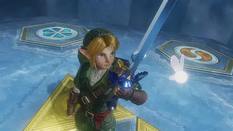 Link empunhando a Master Sword com uma fada brilhante ao lado, em piso azul com símbolos ornamentais dourados e prateados