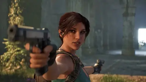 Lara Croft apontando uma pistola para a câmera, em ruínas com colunas antigas e luz ao fundo