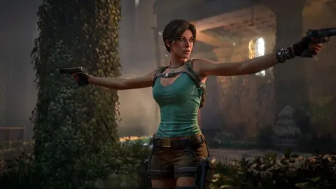 Lara Croft com duas pistolas estendidas em ruína coberta de vegetação, com top verde e calça cargo marrom
