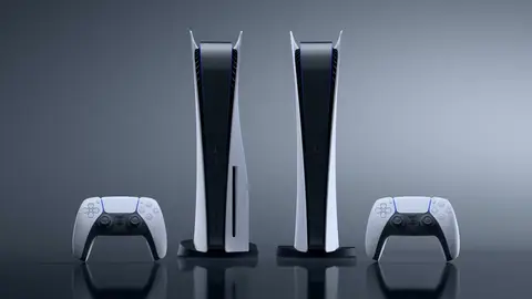 Dois consoles PlayStation 5 com leitor de disco e dois controles DualSense sobre fundo cinza escuro de estúdio