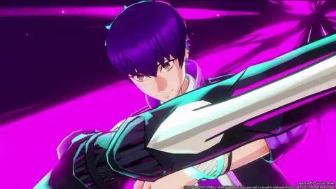 Personagem de cabelo roxo empunhando uma espada com lâmina branca e turquesa, em fundo magenta, em cena de jogo com estilo anime