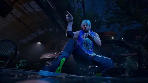 Personagem de jogo de luta 3D de cabelo azul-claro e regata azul, agachado em cenário escuro de quintal com árvores