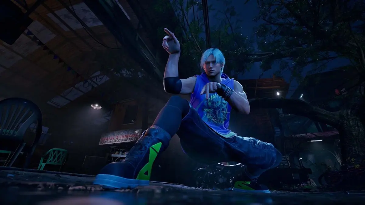 Personagem de jogo de luta 3D de cabelo azul-claro e regata azul, agachado em cenário escuro de quintal com árvores