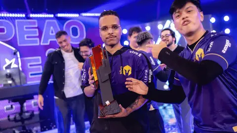 Jogadores da Vivo Keyd Stars Academy comemoram título com o troféu no palco