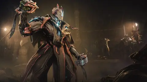 Guerreiro de armadura metálica com detalhes vermelhos e azuis em primeiro plano, em um corredor escuro e antigo, no estilo do Warframe
