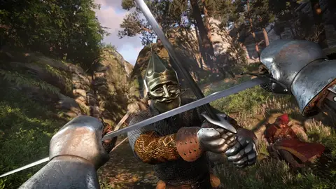 Captura de Kingdom Come: Deliverance 2, combate com espada em primeira pessoa contra um soldado de elmo dourado e cota de malha