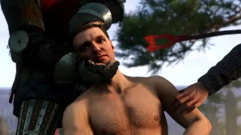 Personagem de Kingdom Come: Deliverance sem camisa, com elmo e cota de malha, em cena ao ar livre com árvores ao fundo