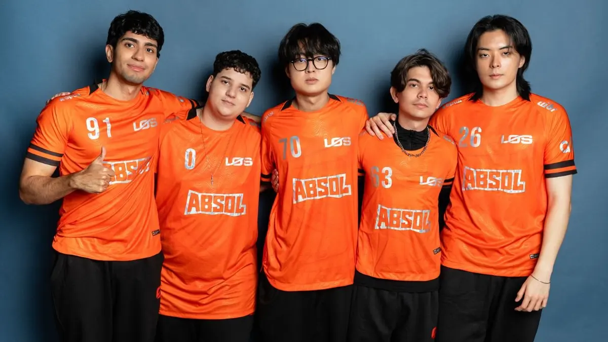 Cinco jogadores com camisas laranja da LOS posam para foto de equipe em fundo azul acinzentado.