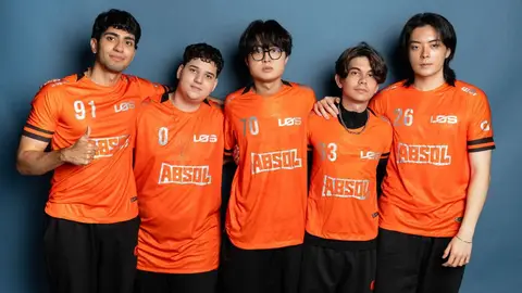 Cinco jogadores do time LOS posam de camisa laranja com patrocinador ABSOL, em fundo azul liso.