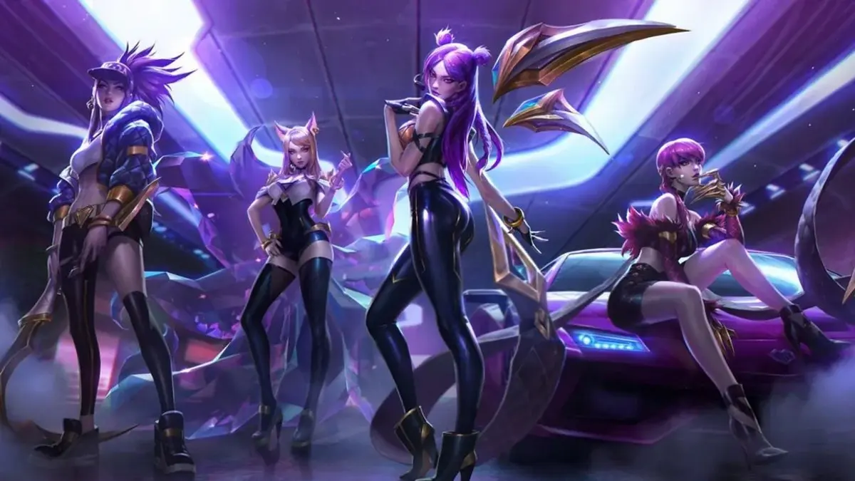 Quatro personagens femininas de League of Legends em cenário roxo e neon, com um carro esportivo roxo ao fundo