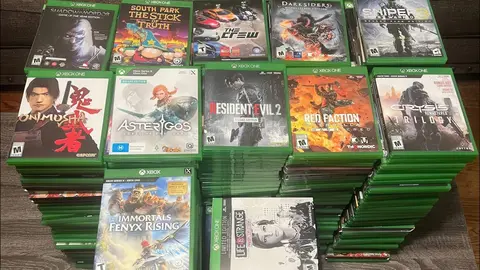 Pilhas de jogos físicos de Xbox One com capas à mostra, entre elas Resident Evil 2 e Crysis Remastered Trilogy