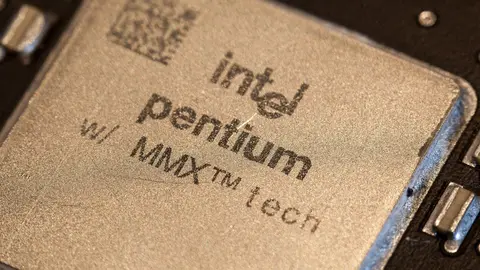 Close-up de processador Intel Pentium com a marcação 'w/ MMX tech' no encapsulamento dourado