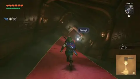 Link com escudo hylian corre por corredor de masmorra com tapete vermelho, em captura de tela de Zelda com HUD e diálogo 'Twisty!'